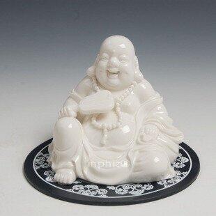 INPHIC-宗教 坐式陶瓷彌勒佛 汽車內飾擺飾 工藝品擺設 持扇笑佛